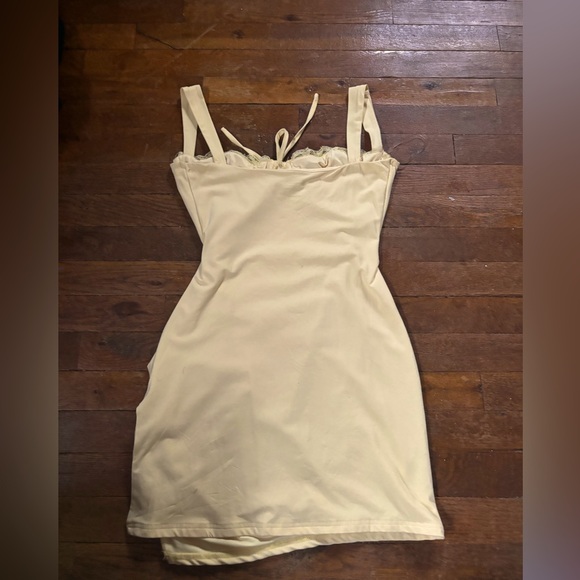 Yellow underwire lace mini dress bow front lace cups, thigh slit and rutched - Picture 2 of 5